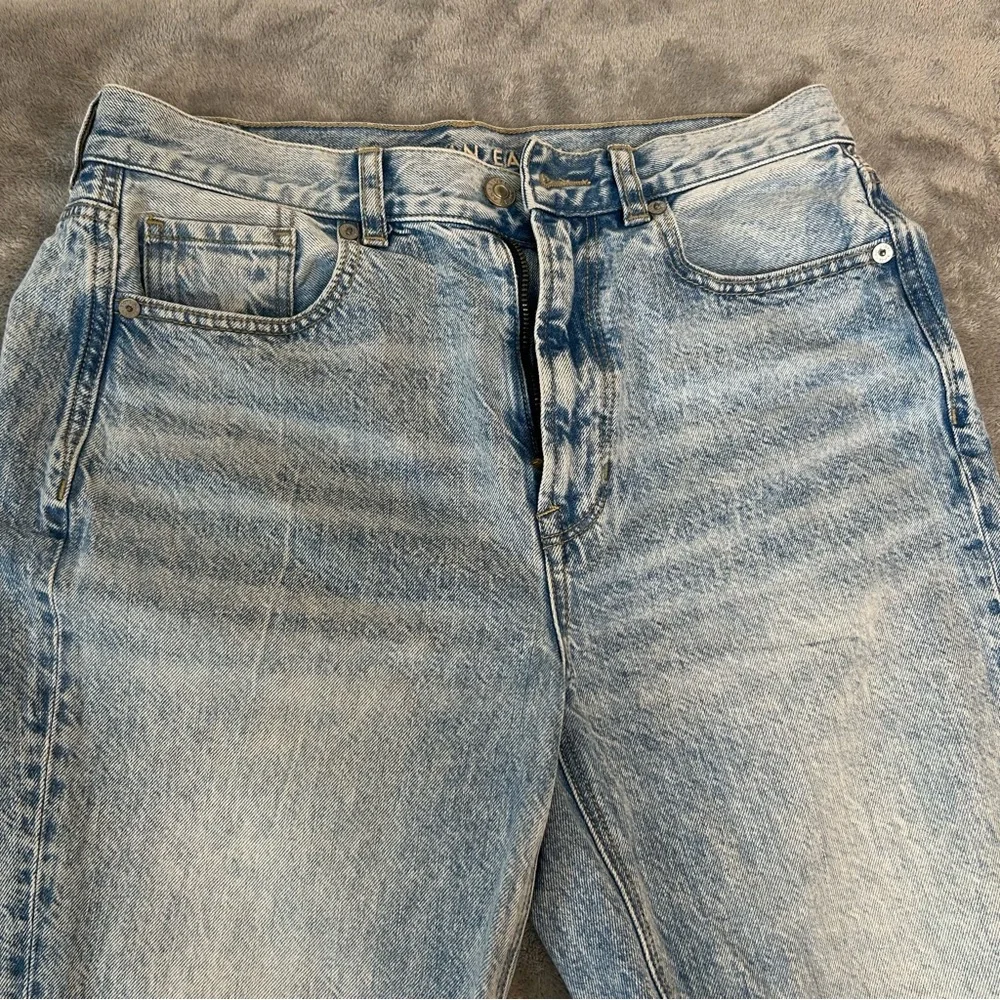American Eagle Women's Jeans Light Wash‎ Mom Jean Distressed Color Blue Size 6 - Picture 2 of 16